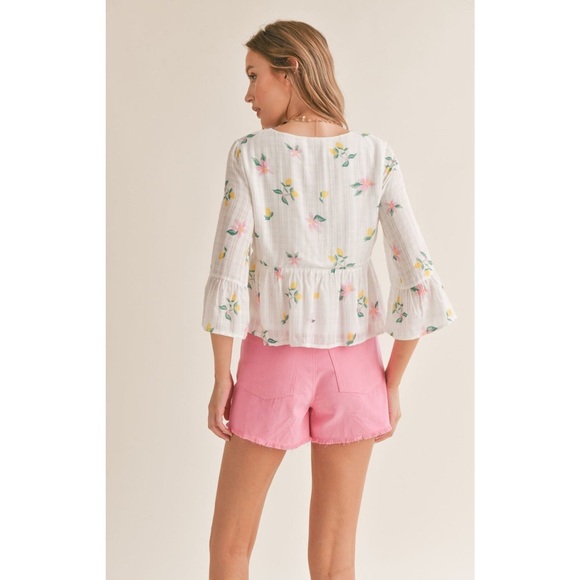 Sadie & Sage White and Yellow Flutter Sleeve Blouse - Picture 3 of 10